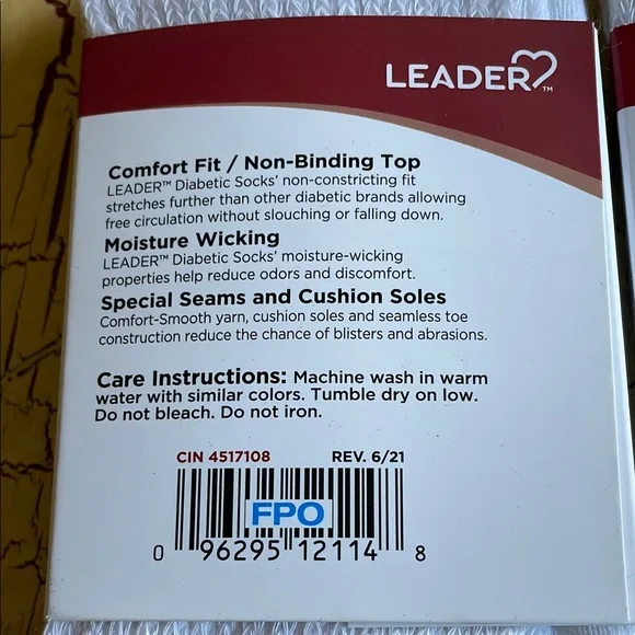 NWT 2 pair Unisex Diabetic crew length Socks with Cushioned Comfort - Picture 3 of 4